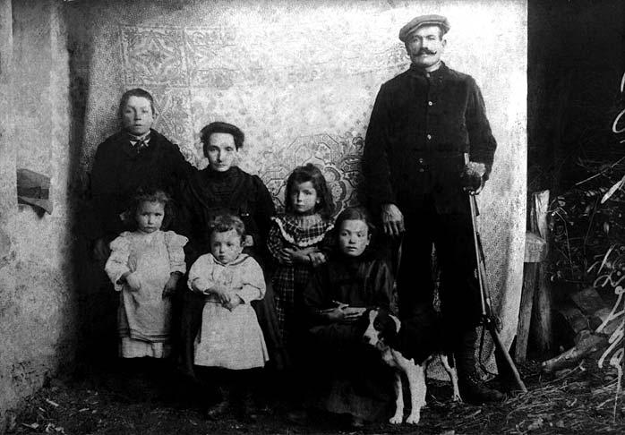 49. Famiglia di RAINA Cesare (Get di Raina) (1875-1926) di Borg. Serre; la moglie GARNERI Maria Angelina (1881-1951). Ebbero 13 figli.