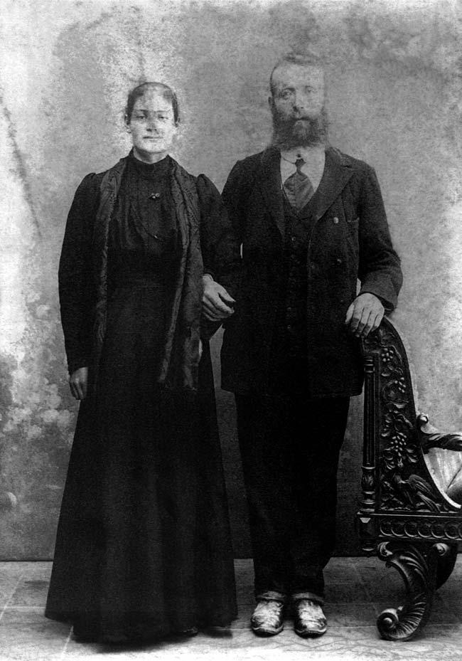58. MATTALIA Costanzo (lo Podestà) (1876-1953) di Gòria Sobirana e la moglie BRUNA Domenica (1883-1957).
