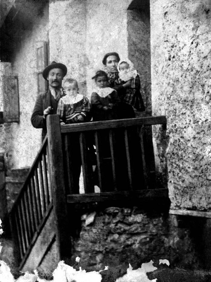 59. PETTINOTTO Spirito (d Prin) (1875-?) di Villar con la moglie GARNERO Anna Maria (di Gròs) di Las Rossenchas (?-?); le figlie Anna Maria (1913-?
