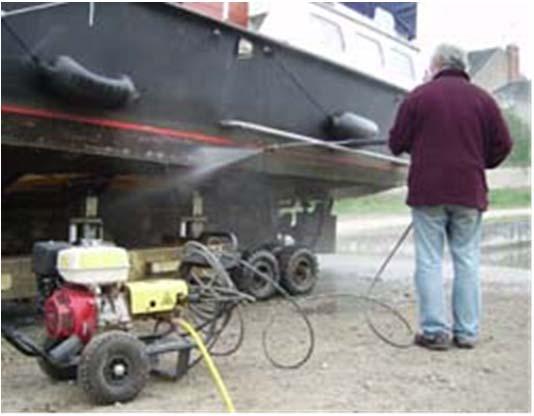 vernice antifouling. Si stima che per un'imbarcazione di 15 metri sia necessario calcolare un costo di 2.000 3.000, mentre per una nave da diporto di 30 metri i costi salgano a c.a 8.000 10.