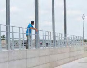 verticali, inclinando la griglia di 10 verso l interno o l esterno dell edificio, oltre alla possibilità di rimuoverle in caso di