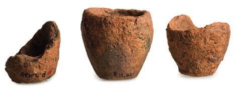 Scarabeo Una quarantina di scarabei sono stati trovati nel deposito votivo I, prodotti forse nella città commerciale greca Naukratis, nel delta del Nilo, dove è stata scoperta una bottega di ceramica