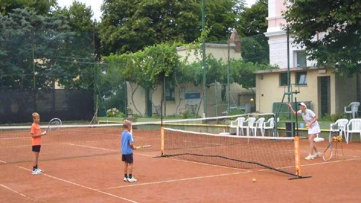 PER PRENOTARE: tel.040412327 FIT Corsi di avviamento al tennis con mini-torneo e diploma di fine corso PERIODO: 17 giugno - 6 settembre, con inizio ogni 2 settimane.