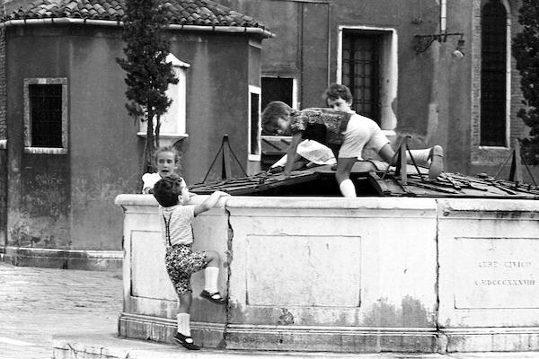 L edicola è inusuale. E ora non esiste più, né il manufatto né il senso. È rimasta la croce, anche se un po modificata. Era dietro le fondamenta degli Ormesini, la periferia di Venezia.