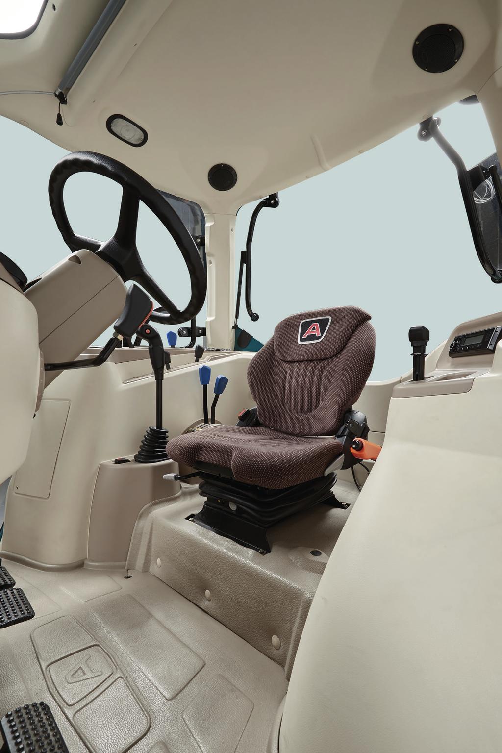 UN COMFORT AUTOMOBILISTICO Stile, comfort, funzionalità: all interno della cabina vi aspetta un ambiente tipicamente automobilistico all insegna del benessere e dell ergonomia, accogliente nelle