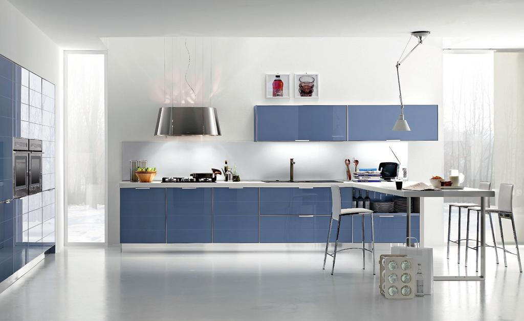 TELAIO IN ALLUMINIO FINITURA BRILL, BRILLANT. LINEAR KITCHEN WITH COLUMN GROUP. BASES AND COLUMNS WITH GLASS DOORS STAVEDAQUAMARINE COLOR.