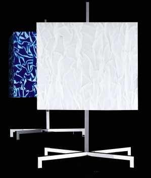 Shade in methacrylate with white (BI) or blue (BL) fabric inserts. Lampe de table. Monture en laiton chromé. Diffuseur en méthacrylate avec applications en tissu blanc (BI) ou bleu (BL). Tischlampe.