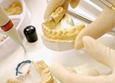 PROTESI DENTALE Il termine Protesi indica un settore dell odontoiatria che si occupa del restauro o della ricostruzione dei denti distrutti o mancanti.
