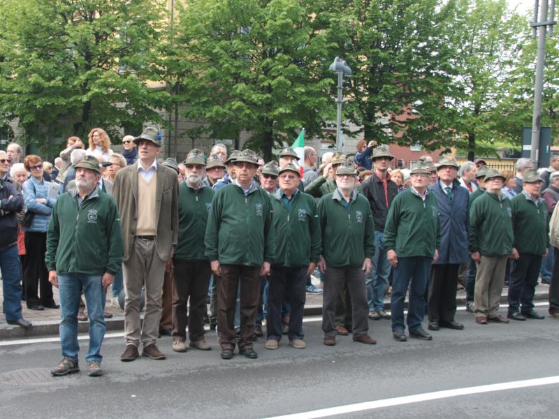 4 Tra gli alpini presente anche il candidato sindaco del centro destra Massimo Panzeri Il primo cittadino ha poi citato il presidente della Repubblica Sergio Mattarella e ha rivolto un invito