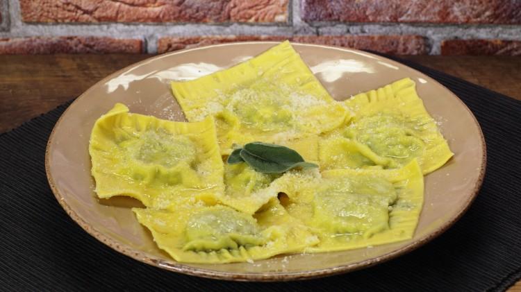 PRIMI PIATTI Tortelli con ricotta e erba di campo di: Cookaround DOSI PER: 4 persone DIFFICOLTÀ: bassa COSTO: basso REPERIBILITÀ ALIMENTI: facile PER LA PASTA FRESCA UOVA 6 FARINA 600 gr PER