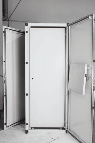 Porte Doors Porta interna Inner Door Realizzata in lamiera di acciaio spessore 15/10, regolabile in profondità e predisposta per eventuale montaggio di profili di irrigidimento.