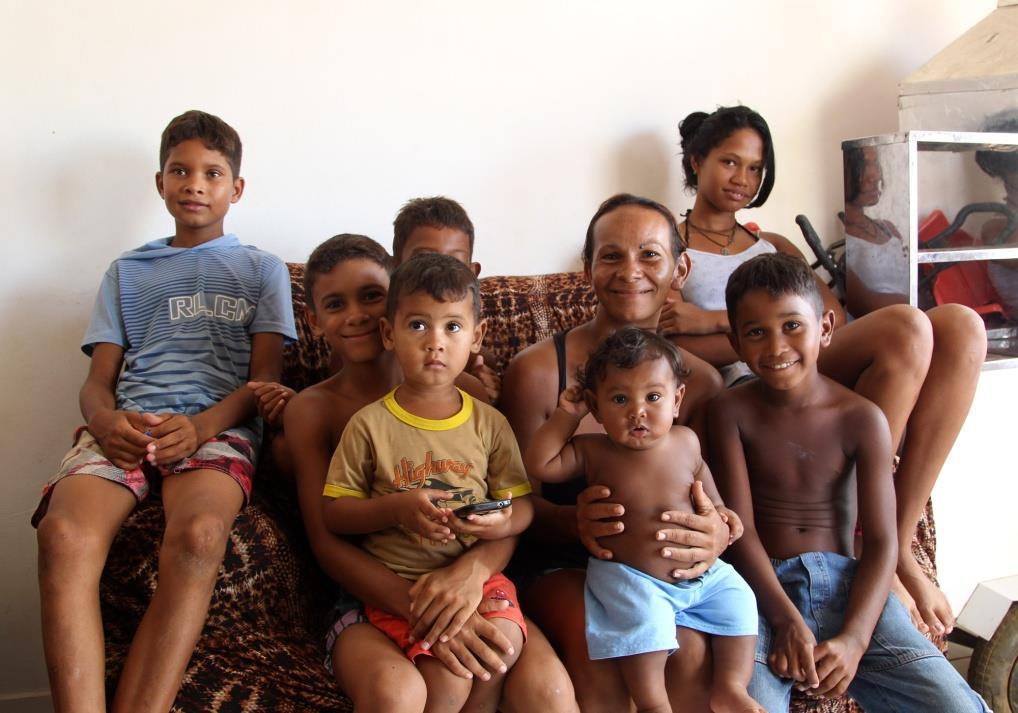 Ma ci sarà anche qualche famiglia cattolica che vie nella Città del Popolo? Sì, con loro organizzo incontri nelle case con il Vangelo alla mano. solo questo.