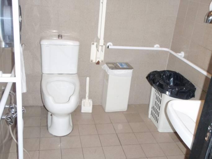 Il lavabo con rubinetto a leva, presenta uno spazio sufficiente per l accostamento con la carrozzina.