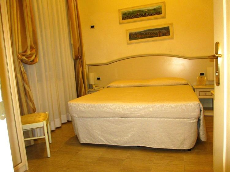 CAMERE E SERVIZI IN CAMERA L hotel Viscardo dispone di 18 camere standard comfort superiori di cui 2 camere doppie sono fruibili da persone con
