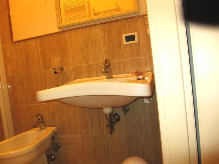 maniglione di sostegno fisso a dx del wc - doccia a filo pavimento con box 80 X 80 cm e rubinetto a leva, con saliscendi, priva di sedile e di maniglione di