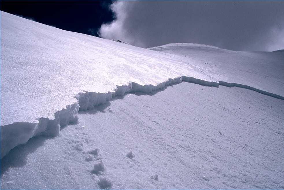 Nevicata fredda su neve umida Formazione di grani sfaccettati per ricristallizzazione da fusione CROSTE DA SOLE FIRNSPEIGEL ASPETTO