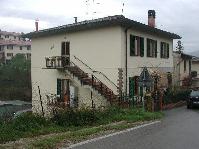 a tasca aggiunta di corpi chiusi sopraelevazioni incongrue aggiunta di terrazzi o balconi disordine ambientale aggiunta di tettoie capanne in lamiera o altro materiale copertura rialzata rispetto