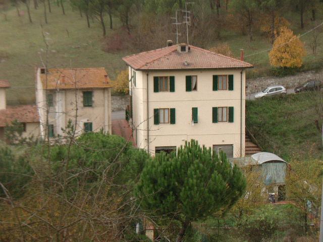 Caratteri architettonici e decorativi campanile corte\chiostro contrafforte,barbacane, merlature torre colombaia cornici marcapiano, davanzale, angolari riquadrature di apertura in pietra porzioni