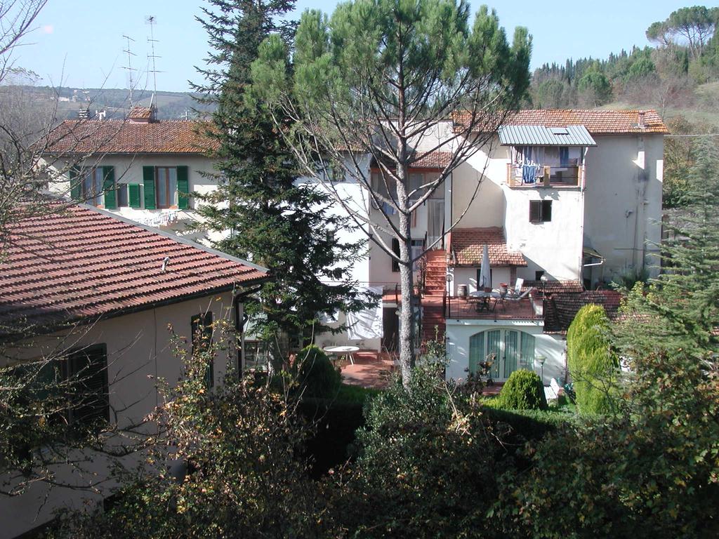 a tasca aggiunta di corpi chiusi sopraelevazioni incongrue aggiunta di terrazzi o balconi disordine ambientale aggiunta di tettoie capanne in lamiera o altro materiale copertura rialzata rispetto