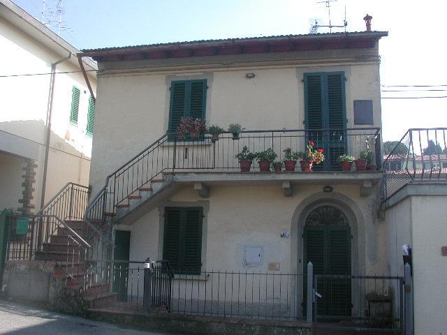 Caratteri architettonici e decorativi campanile corte\chiostro contrafforte,barbacane, merlature torre colombaia cornici marcapiano, davanzale, angolari riquadrature di apertura in pietra porzioni