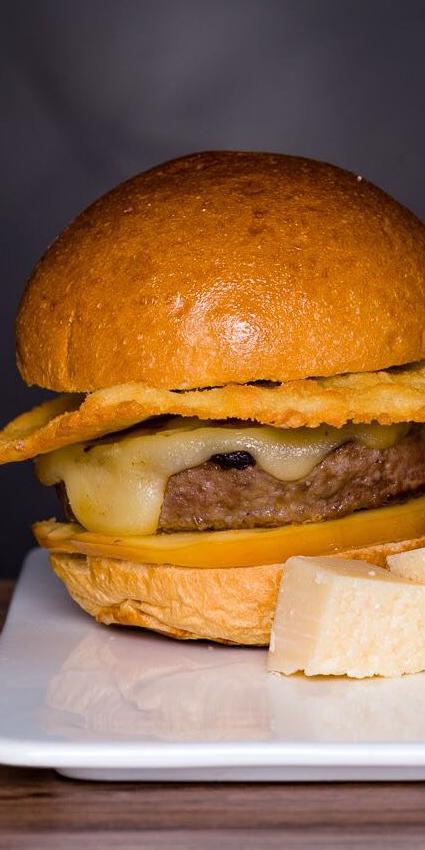 SPICYBUGERGOURMET* (servito con chips di patate) SUPERBIA BURGER DI CHIANINA GRAN-GOURMET IGP SCAMORZA