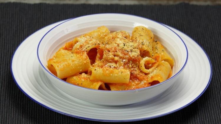 PRIMI PIATTI Paccheri alla napoletana di: Cookaround DOSI PER: 4 persone DIFFICOLTÀ: bassa COSTO: basso REPERIBILITÀ ALIMENTI: facile I paccheri alla napoletana costituiscono un primo piatto davvero