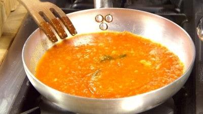 padella con il sugo, lasciate insaporire,