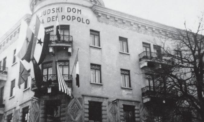 (Fototeca dei musei provinciali di Gorizia) Nel 1945 sul cornicione dell ex Casa del fascio comparve la scritta Ljudski dom (Casa