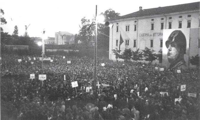 (Fototeca dei musei provinciali di Gorizia) Adunata in piazza Vittoria, visita di Mussolini a Gorizia (settembre 1938): un occasione di strana
