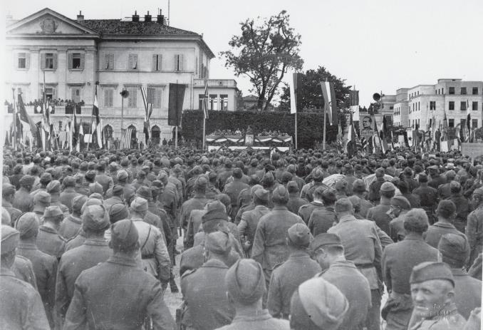 Soldati neozelandesi in posa insieme ad alcuni cittadini nei pressi di piazza Vittoria a Gorizia, il 1 maggio 1945, poche ore prima dell