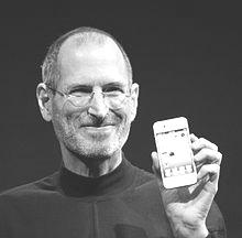 La sfida della competenza plurilingue Dopo un battage pubblicitario durato diversi mesi, il 29 giugno 2007 Apple iniziò a commercializzare un nuovo prodotto, l'iphone, un telefono cellulare