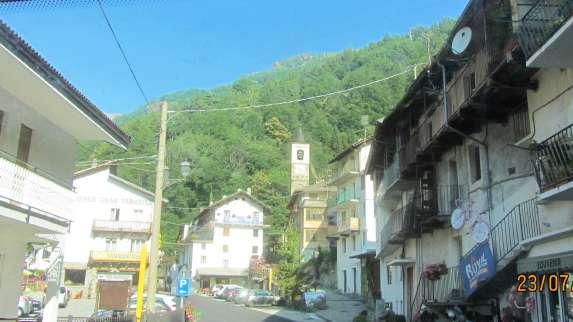 Da qui incominciamo a percorrere la strada che man mano che sale diventa sempre più piccola.