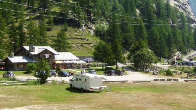 alla signora del ristorante chiediamo informazioni su come poter arrivare in cima al colle del