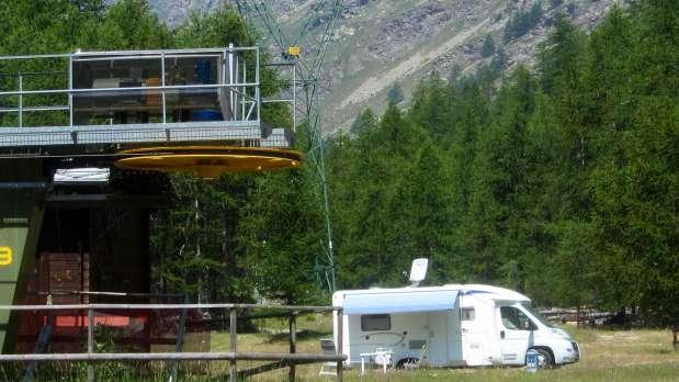 La signora ci suggerisce di non andarci con il camper in quanto la strada è molto stretta, ripida e