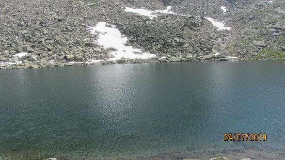 Proprio davanti al rifugio un bel lago alpino che dà origine al torrente