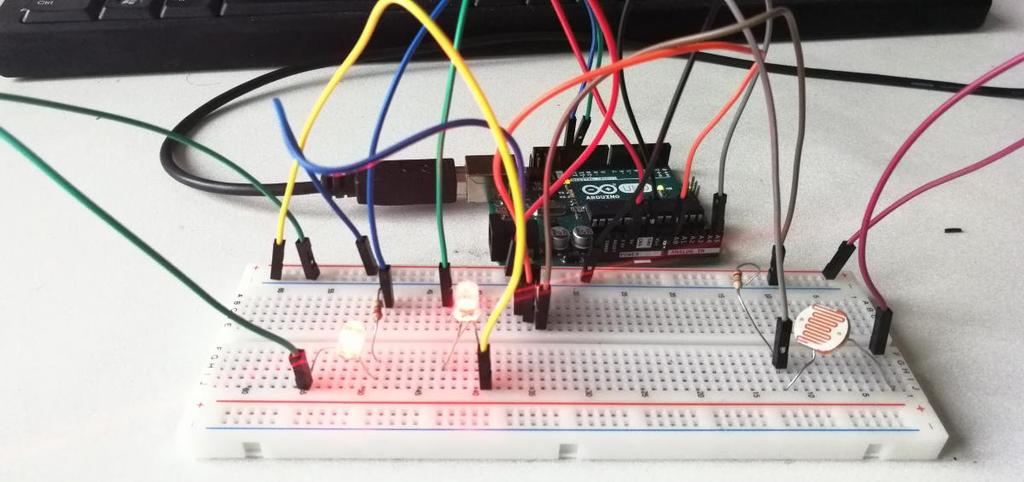 Arduino e Arduino + Visual C#: misuratore di temperatura e luminosità - Prof. Mauro De Berardis Pag. 6 La luminosità sale rapidamente e quando supera il valore 800, si accende il led su D12.