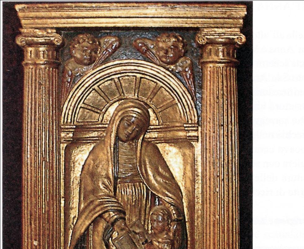 Aspetti formali Sant'Anna ricoperta da un ampio manto accoglie nel suo grembo la piccola Maria la quale è disposta di tre quarti