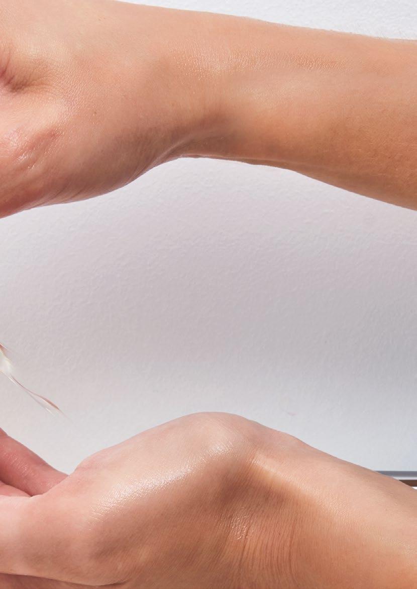 Igiene Mani Per la pulizia delle mani, pratica, essenziale e ripetuta frequentemente, Zhermack dispone di prodotti non aggressivi per la pelle e con una profonda azione pulente e igienizzante.
