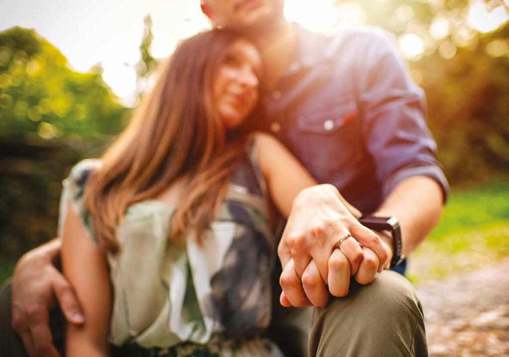 Engagement U n servizio fotografico di engagement si svolge prima del matrimonio e vuole raccontare uno scorcio di vita di coppia, magari nello stesso luogo dove è avvenuta la fatidica richiesta, o