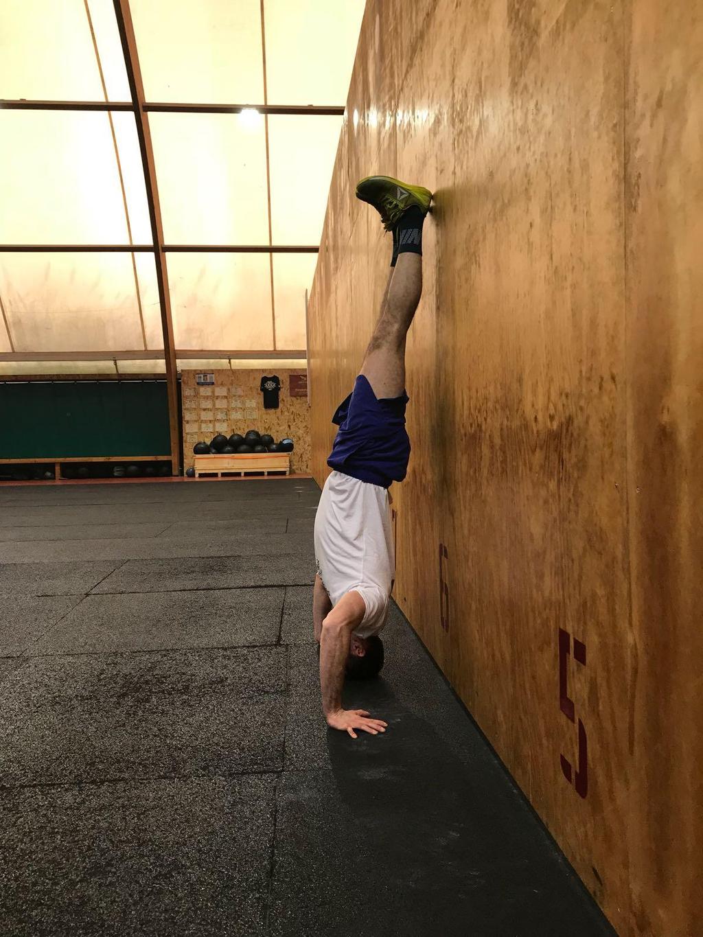 STRICT HSPU STANDARD La rep parte con l atleta in top position (corpo teso, braccia tese e solo i talloni a contatto con la parete).
