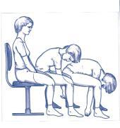 Dalla posizione seduta, la schiena ben diritta, le gambe divaricate, abbandonare le braccia fra le gambe.