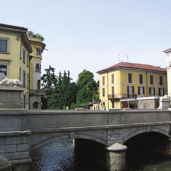 Dal ponte si aprono i passaggi pedonali che conducono alle zone un tempo occupate da mulini, rogge e lavatoi, come si può vedere dalle tipiche case a ballatoio rimaste.