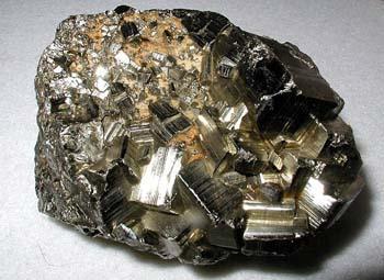 I METALLI: IL FERRO E LA GHISA IL FERRO Il ferro è un elemento presente nella crosta terrestre in notevole quantità (9