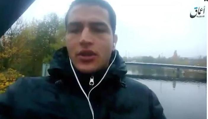 Un fermo immagine del video di Anis Amri prima dell attentato Chi sono gli arrestati.