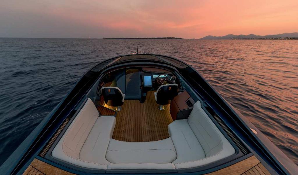 Mantenendo fede alla sua vocazione luxury e dopo il debutto del prototipo avvenuto la scorsa stagione a Monaco, è stata presentata al Miami Boat Show dove AM37 è stata una grande protagonista.