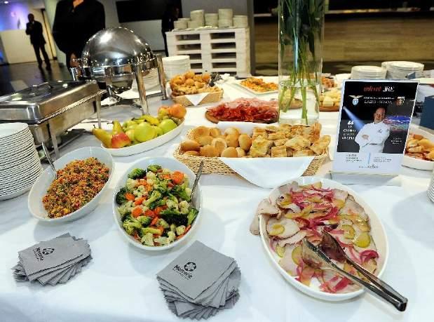 Tribuna d'onore Laterale Lateral Honour Stand CARATTERISTICHE: Buffet Servizio accoglienza Account manager Servizio hostess Help-line dedicata FEATURES: Buffet Guest