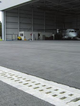 Monoblock Introduzione Monoblock posato all esterno di un hangar aeroportuale Monoblock RD 300,