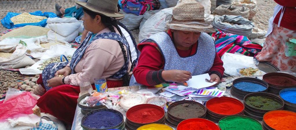 Il Viaggiatore Magazine Donne al mercato Pisac, Perù Vale un Perù si diceva un tempo di cosa assai preziosa, e il detto popolare derivava dalle immense ricchezze soprattuto oro e argento che i