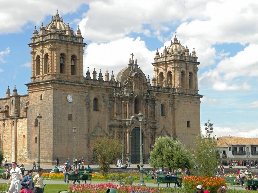 Il Viaggiatore Magazine Cattedrale Cusco, Perù Percorrendo la Valle Sacra si raggiunge prima Pisac, con il suo coloratissimo mercato andino, quindi la fortezza di Ollantaytambo, esemplare dell