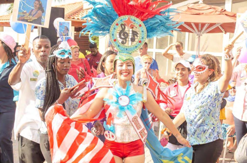 A pidi e candidatanan pa introduci nan mes cu un speech y pa bin bisti cu un trahe Carnavalesco dilanti un panel di hurado cu a consisti di huespednan, y e brass band a entretene y anima e anochi.